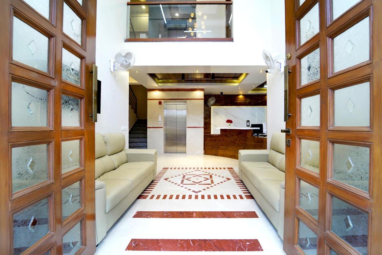 Ss Crown Inn Bangalore Eksteriør billede