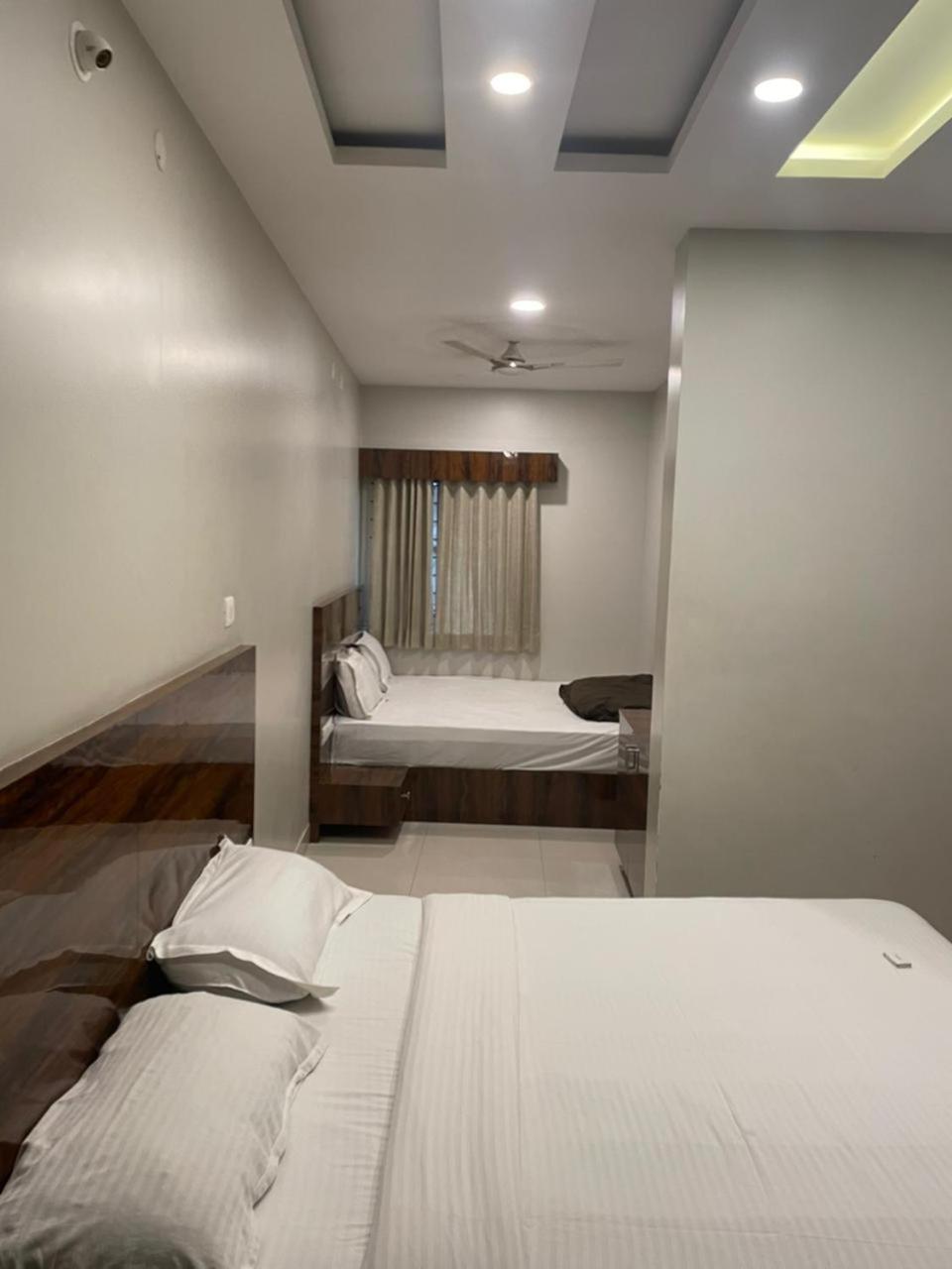 Ss Crown Inn Bangalore Eksteriør billede